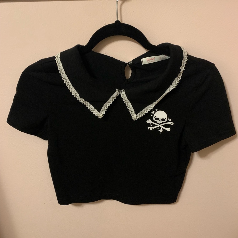 Skull emblem crop top